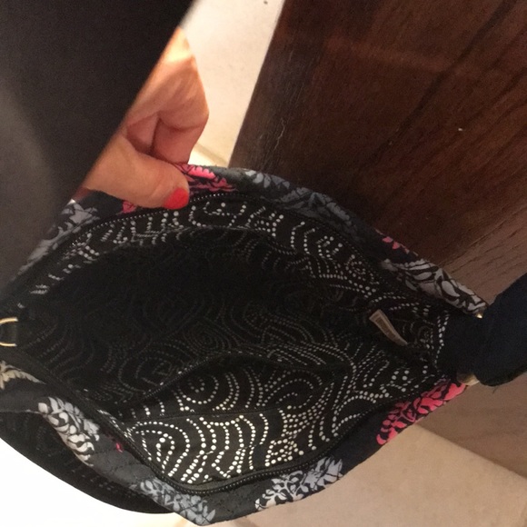 Unique Vera Bradley Triple Zip Hipster. Contrast lining and gold accents. - Picture 3 of 4